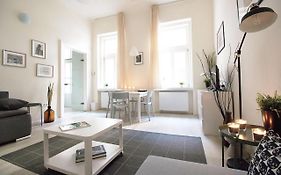 Eotvos Design Apartment